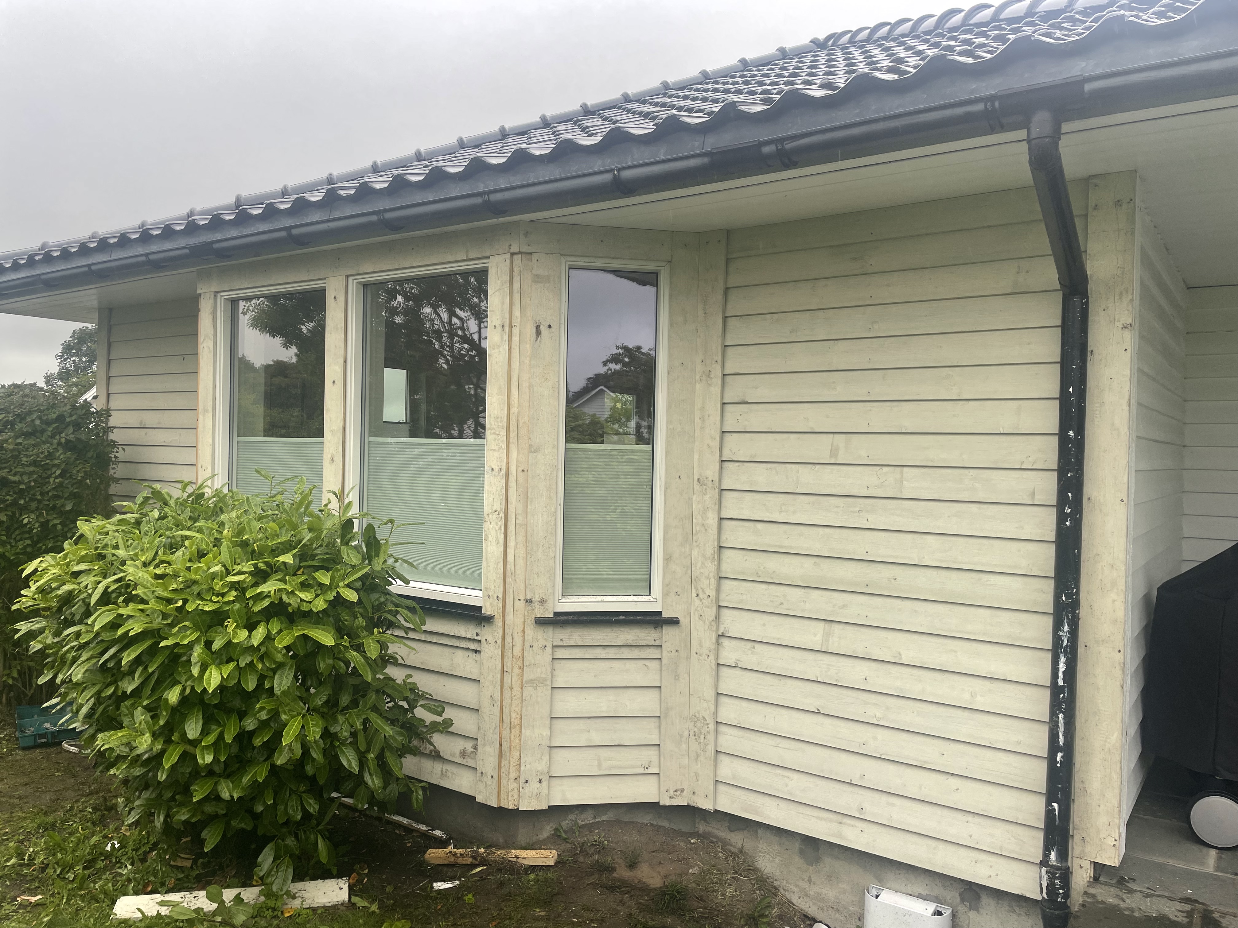 Vinduer, Dorer & Kledning